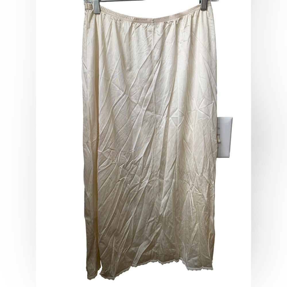 VANITY FAIR Women’s Cream 30” Long Lace Trim Slip Large